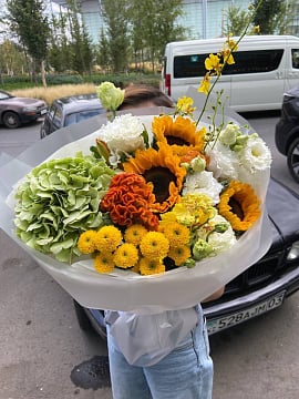 Желтый круглый букет с подсолнухами