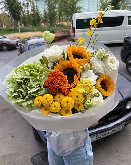 Желтый круглый букет с подсолнухами с доставкой по Астане