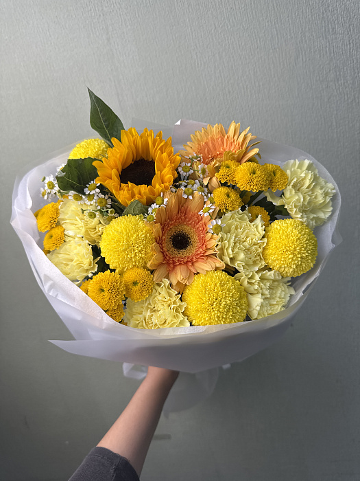 Желто-белый букет с подсолнухами и герберами
