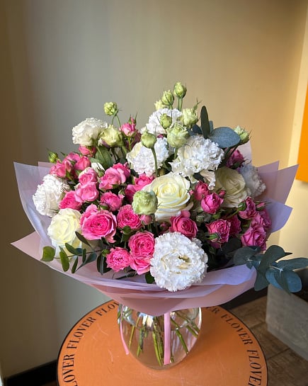 Розово-белый круглый букет из роз и эустомы with delivery to Астане