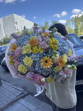 Большой круглый букет с синей гортензией