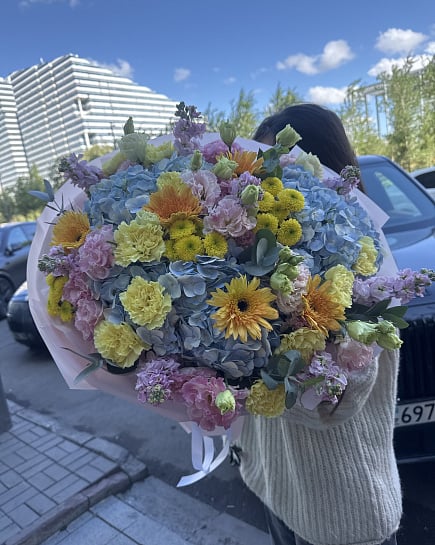 Большой круглый букет с синей гортензией с доставкой по Астане
