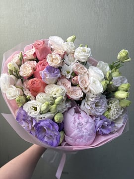 Пастельная палитра с пионами и эустомой