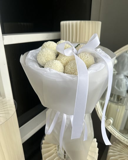 Белоснежная хризантема в стиле минимализм с доставкой по Астане