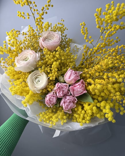 Весенний букет с мимозой и ранункулюсом с доставкой по Астане