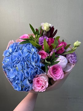 Синяя гортензия с розовыми розами