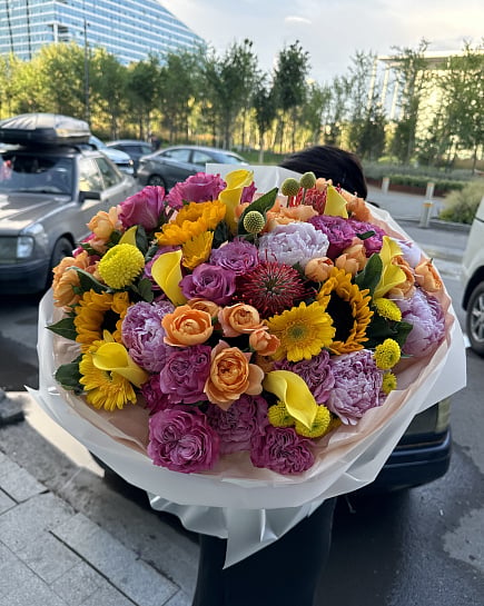 Яркий микс с подсолнухами и протеей с доставкой по Астане