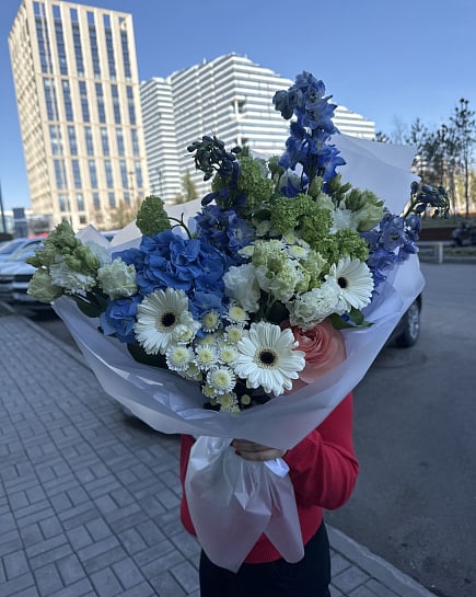 Синяя лагуна с гортензиями и герберами с доставкой по Астане