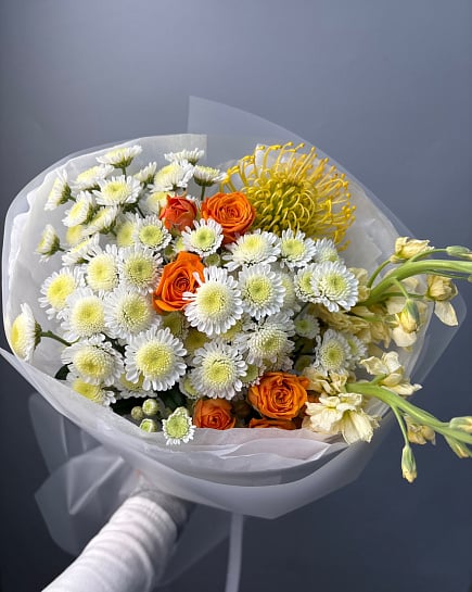 Солнечный микс с хризантемами и леукадендроном с доставкой по Астане