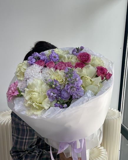 Пастельная палитра с маттиолой и кустовыми розами с доставкой по Астане