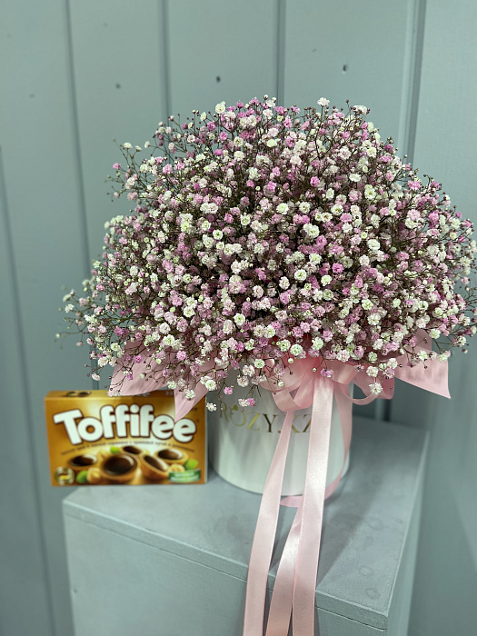 Box size M made of pink gypsophila and toffee