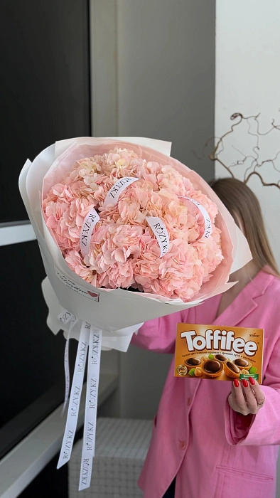 Комбо букет из 9 гортензий и Toffifee - купить в Astana с доставкой