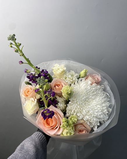 Нежный букет с персиковыми розами и белой хризантемой с доставкой по Астане