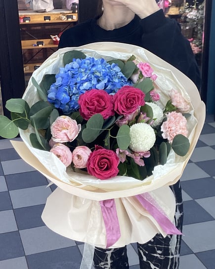 Яркий букет с синей гортензией и розовыми розами с доставкой по Астане