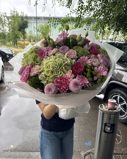 Розово-фиолетовый круглый букет из гортензий и роз с доставкой по Астане