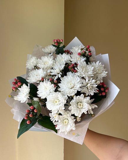 Белый букет хризантем и гиперикума with delivery to Astana