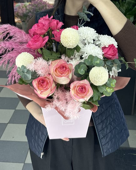 Розовый зефир: букет с кустовыми розами и хризантемами с доставкой по Астане