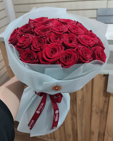 Классический букет из алых роз с доставкой по Алматы