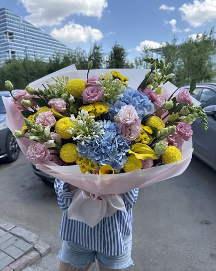 Яркий микс из гортензий и эустомы с доставкой по Астане