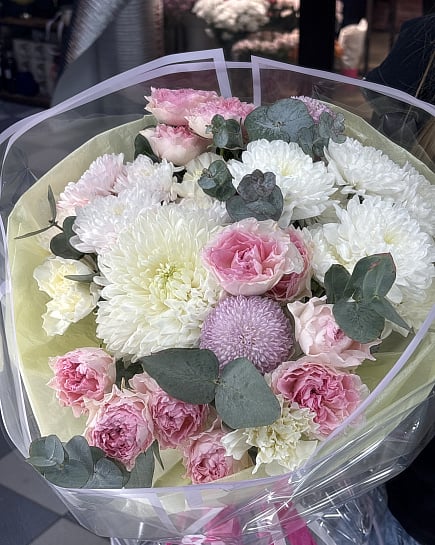 Зефирное облако из кустовых роз и хризантем с доставкой по Астане