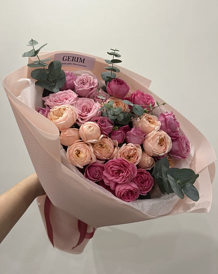 Букет из розовых кустовых и пионовидных роз с эвкалиптом с доставкой по Астане