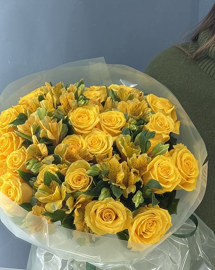 Солнечное сияние: букет из роз и альстромерий с доставкой по Астане