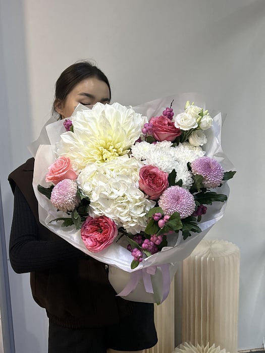 Большой круглый букет из георгинов, гортензий, роз, хризантем и эустомы в белой и светлой матовой пленке и бумаге - купить в Астане с доставкой