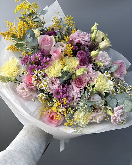 Весенний букет с мимозой и розами с доставкой по Астане