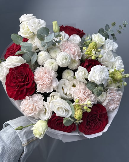 Контрастный микс из роз и эустомы с доставкой по Астане