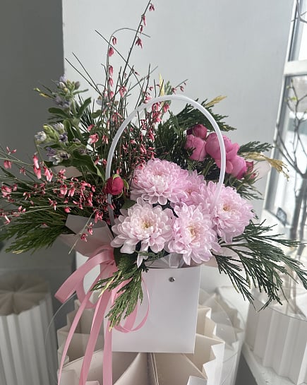 Нежный букет из розовых хризантем и кустовых роз с доставкой по Астане