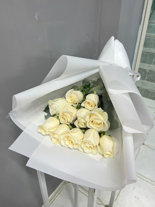 Bouquet of 11 white roses