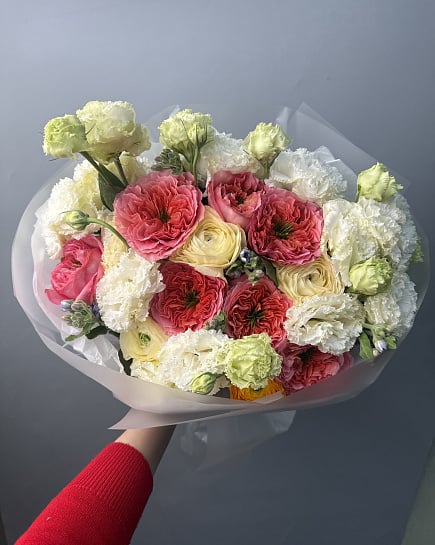Пышный букет из пионовидных роз и ранункулюсов с доставкой по Астане