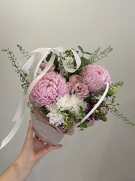 Розово-белый букет в коробке с хризантемами