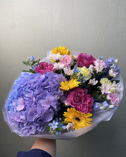 Асимметричный средний букет из гортензии и роз with delivery to Astana