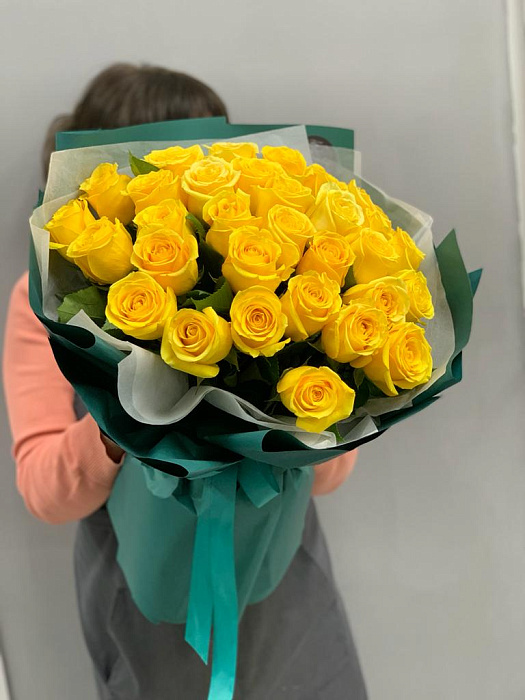 31 роза желтая 50 см в оформлении