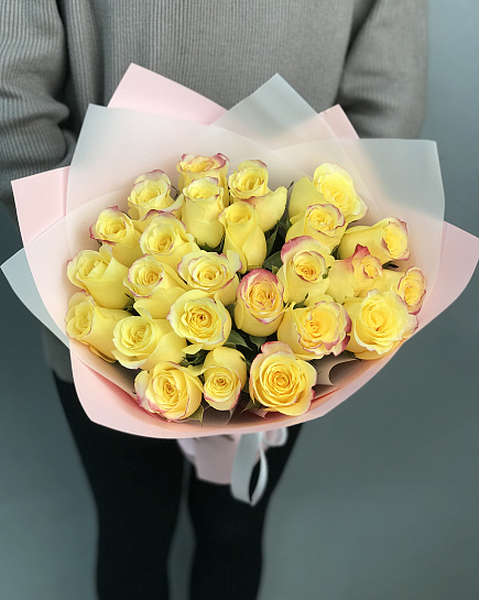 Bouquet of 25 roses (to the florist's taste) with delivery to Almaty