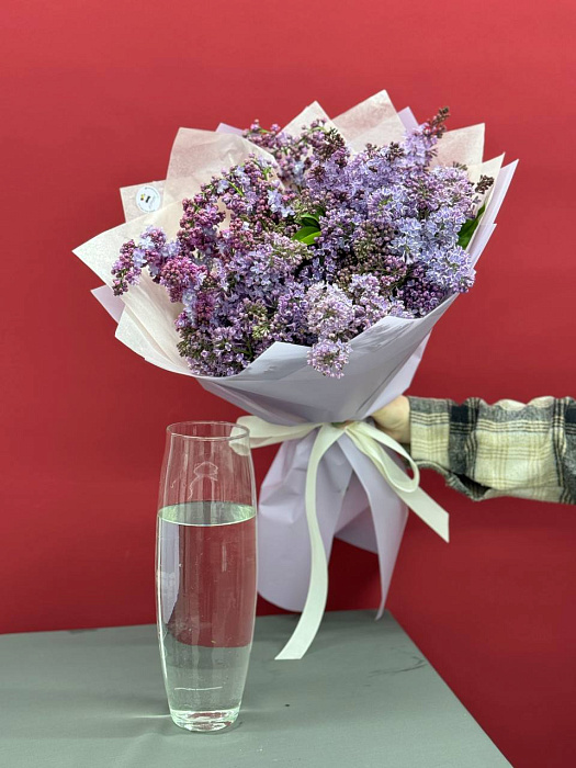 Bouquet of lilacs + vase as a gift