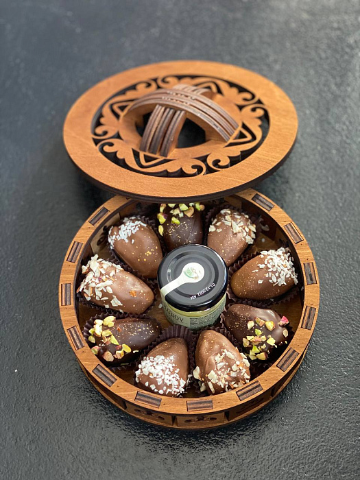 Yurt box with dates in Belgian chocolate