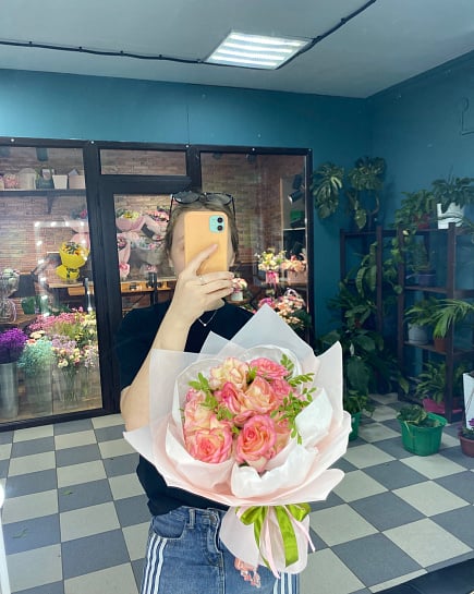 Романтичный букет из кустовых роз with delivery to Astana