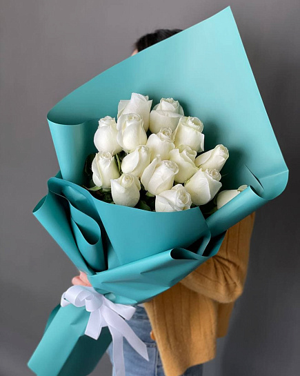 Белые розы в изумрудном оформлении 15 шт с доставкой по Алматы