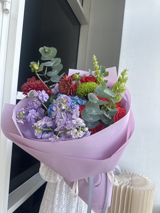 Яркий микс из роз, гортензии и маттиолы
