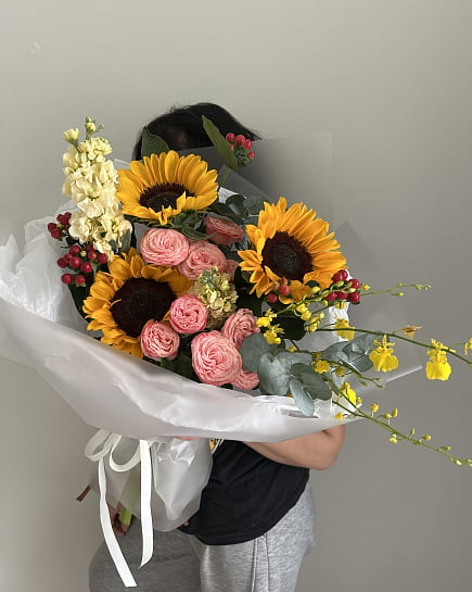 Букет: подсолнух, кустовая роза, маттиола и ещё 1 вид with delivery to Astana