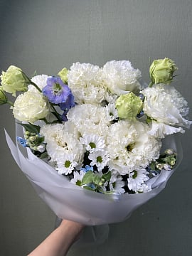 Бело-синий круглый букет с эустомой