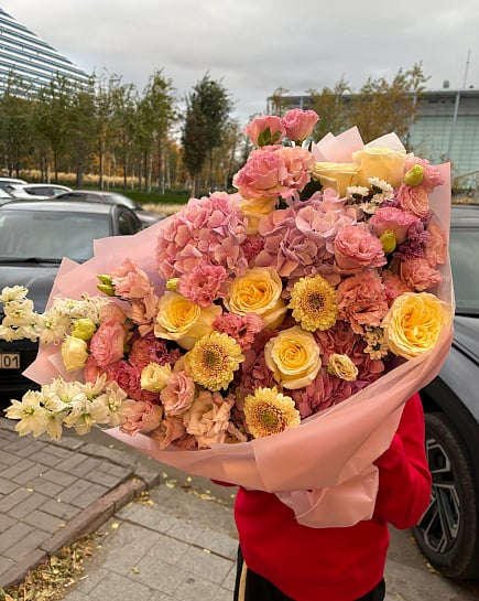 Большой асимметричный букет из роз и гортензий with delivery to Astana