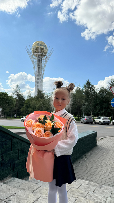 Bouquet of 9 roses with ruscus