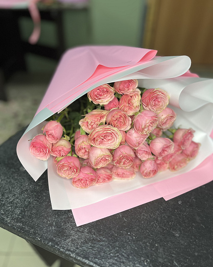 Bouquet of White roses flowers delivered to Kostanay.