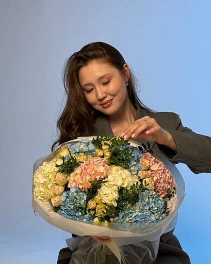 Нежный букет с гортензиями и пионовидными розами с доставкой по Астане