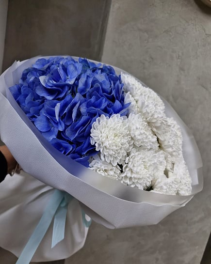 Синий и белый букет гортензий с хризантемами with delivery to Almaty