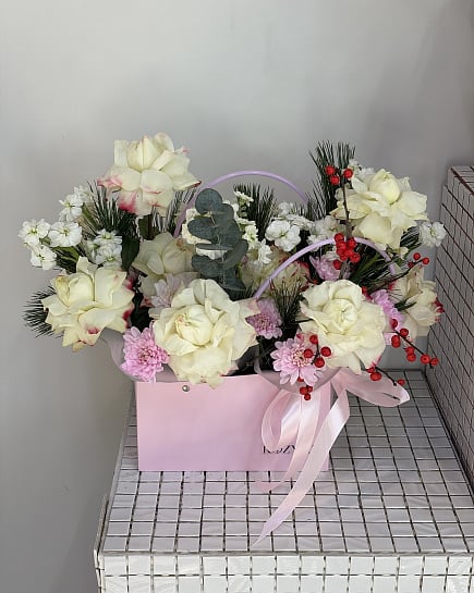 Нежный букет из пионовидных роз с хризантемами и гипсофилой с доставкой по Астане