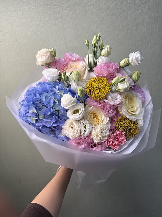 Букет из синей гортензии, роз и эустомы